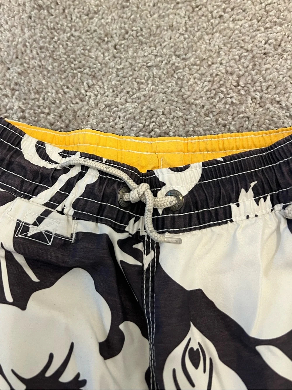 ⚪️GAP: Boy size XS, gray & white Hawaiian theme bathing suit trunks, preowned⚪️